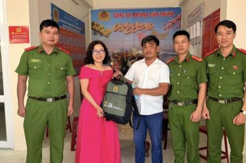 Biểu dương CBCS Công an hỗ trợ người dân tìm lại tài sản thất lạc trị giá gần 250 triệu đồng