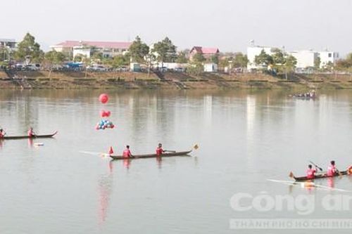 Sôi động Giải đua thuyền độc mộc trên sông Đăk Bla
