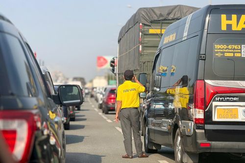 Từ sáng sớm mùng 6 Tết, cao tốc Long Thành - Dầu Giây kẹt cứng hướng về TP.HCM