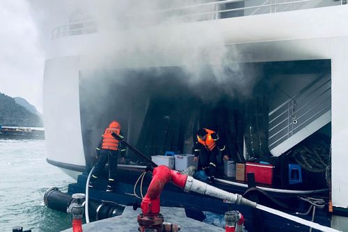Cháy tàu du lịch trên biển Hải Phòng