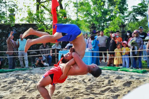 Về quê 3 chị em vô địch SEA Game 33 xem lễ hội vật 200 tuổi