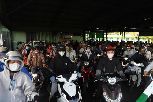 Dòng người trở lại TP.HCM và Đồng Nai làm việc, ùn tắc 2km ở phà Cát Lái