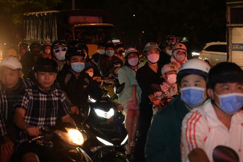 Dòng xe đông nghịt đổ về cửa ngõ TP.HCM tối mùng 6 Tết