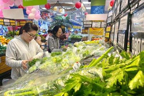 Hàng hóa mùng 6 Tết dồi dào, giá cả ổn định