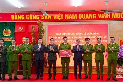Thượng tướng Lê Quốc Hùng kiểm tra công tác trực Tết tại Công an phường Thanh Xuân