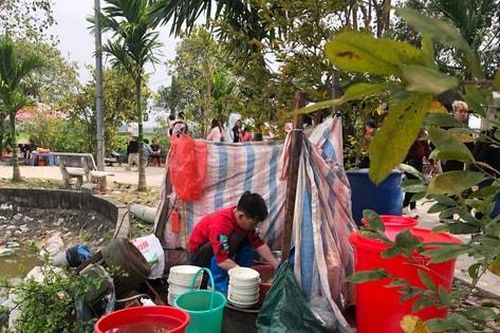 Lễ hội rộn ràng, ngộ độc rình rập