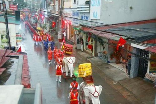 Người dân đội mưa xem lễ rước kiệu Hai Bà Trưng