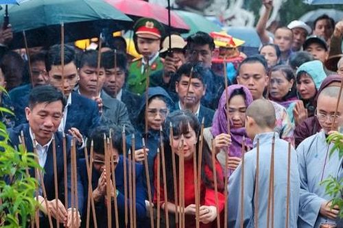 Du khách nô nức trẩy hội chùa Hương