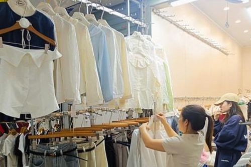 Các sạp hàng tại chợ Ninh Hiệp đồng loạt mở cửa trở lại