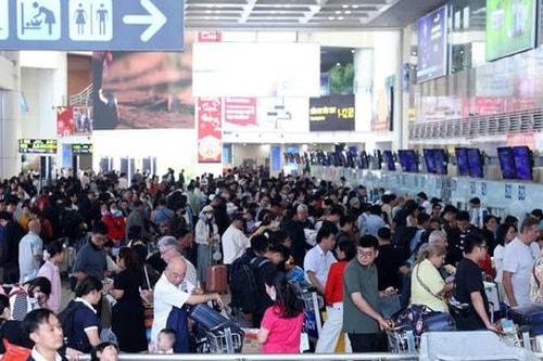 Mùng 6 Tết: Bến xe, nhà ga, sân bay đông kín người trở lại Hà Nội sau kỳ nghỉ