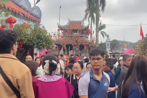 Cuối kỳ nghỉ Tết 2026, Phủ Dầy - Ninh Bình vẫn tấp nập dòng người lễ bái