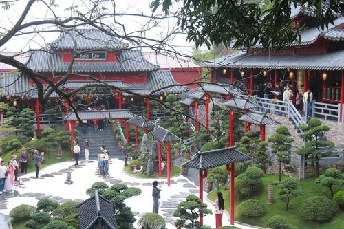 Ngôi chùa đẹp như 'tranh vẽ' ở Ninh Bình thu hút đông đảo người dân đến chiêm bái