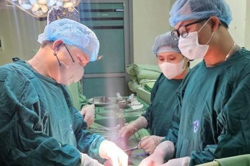 3 giờ căng thẳng cứu bệnh nhân nguy cơ tử vong rất cao giữa kỳ nghỉ Tết