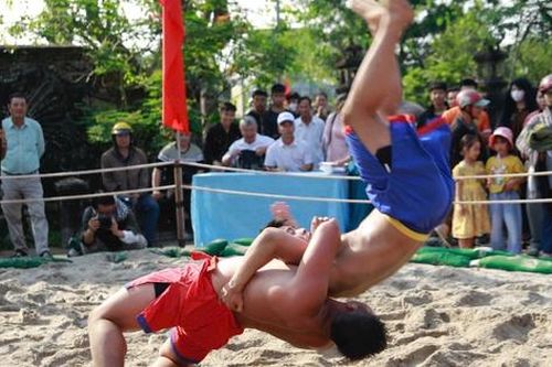 Mùng 6 Tết, về Thủ Lễ xem trai tráng đọ sức trong tiếng trống hội