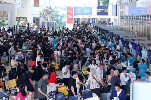 Mùng 6 Tết, lượng khách tại Nội Bài và Tân Sơn Nhất tăng vọt