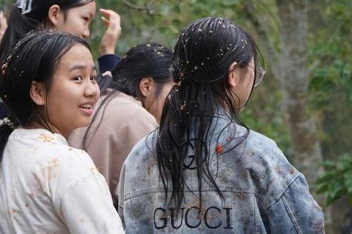 Phiên chợ 'ném nhau' cầu may độc nhất vô nhị ở xứ Thanh