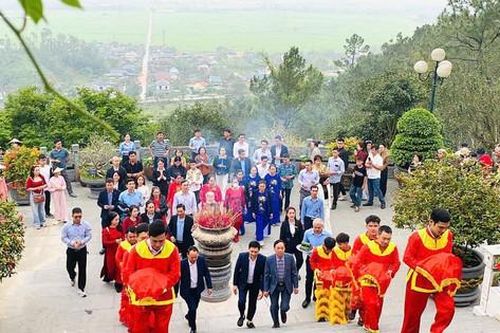 Lễ dâng bánh chưng tưởng niệm thân mẫu Chủ tịch Hồ Chí Minh