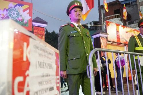 Dầm mưa giữ an ninh trật tự cho nhân dân lễ cầu bình an tại chùa Phúc Khánh