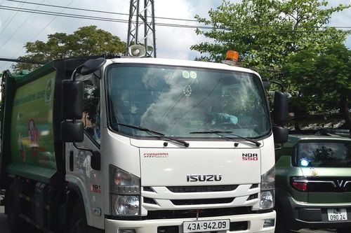 Đà Nẵng: Tăng cường lực lượng thu gom rác sau tết