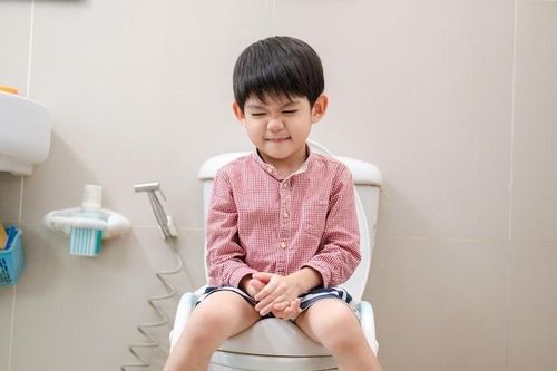 Trẻ táo bón, chậm đi cầu cần lưu ý những gì?