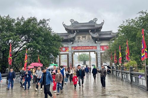 Ninh Bình: Doanh thu du lịch đạt 2.451 tỉ đồng dịp nghỉ Tết Bính Ngọ