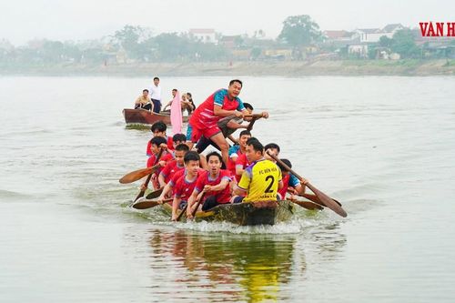 Rộn ràng hội đua thuyền cầu mùa đầu năm trên sông La