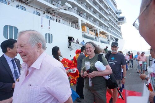 Tàu biển Seven Seas Explorer đưa 800 du khách quốc tế cập cảng Cam Ranh