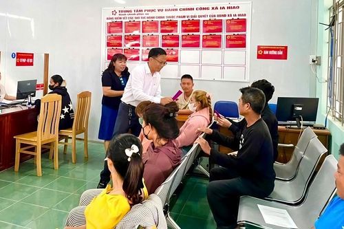 Gia Lai: Người dân được lì xì khi đi làm thủ tục hành chính những ngày đầu Xuân