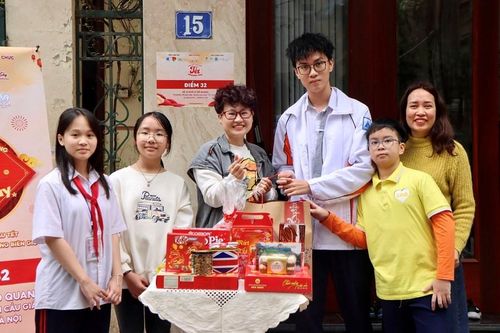 'Tết chuyền tay' mang Xuân đến trẻ em vùng biên