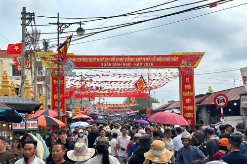 Kỳ lạ phiên chợ 'mua may bán rủi' ở Ninh Bình