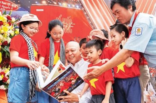 Tinh thần Việt Nam qua ống kính nhiếp ảnh