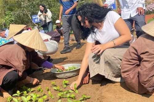 Đà Nẵng: Du khách quốc tế trải nghiệm Lễ hội cầu bông ở làng rau 500 tuổi