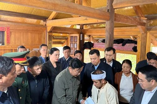 Phó Thủ tướng Trần Hồng Hà thăm hỏi gia đình các nạn nhân vụ tai nạn giao thông đường thủy tại Lào Cai