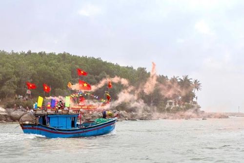 Ngư dân Quảng Ngãi rộn ràng ra quân mở biển đầu Xuân