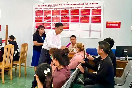 Gia Lai: Đi làm thủ tục hành chính, người dân được lì xì