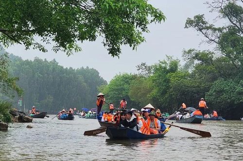 Chở khách sai quy định, 2 lái đò chùa Hương bị đình chỉ đến hết mùa lễ hội