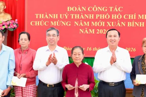 TPHCM trao hơn 3 triệu phần quà tết đến người dân
