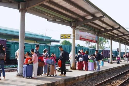 Nhộn nhịp cảnh người rời Ga Quảng Ngãi