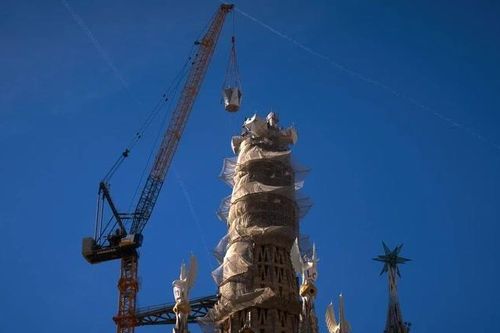 Xem nhà thờ Sagrada Familia ở Tây Ban Nha đạt đến độ cao tối đa