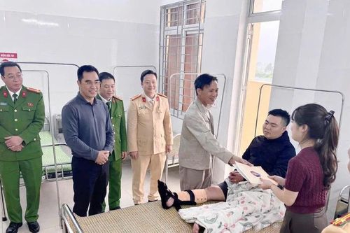 Nam thanh niên ở Phú Thọ phi tang túi pháo rồi lao xe vào cảnh sát giao thông