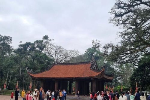 Du khách nô nức du xuân đầu năm tại Khu di tích lịch sử Lam Kinh