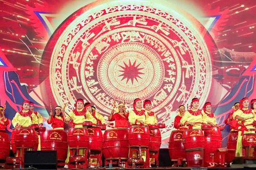 Pháo hoa rực rỡ mở đầu Lễ hội Chợ Viềng xuân - Phủ Dầy 2026