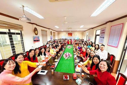 Ngày đầu đi làm sau Tết: Dân văn phòng đua nhau 'khoe lộc' đầu năm