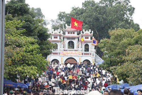 Biển người chen nhau vay tiền ở đền Bà Chúa Kho