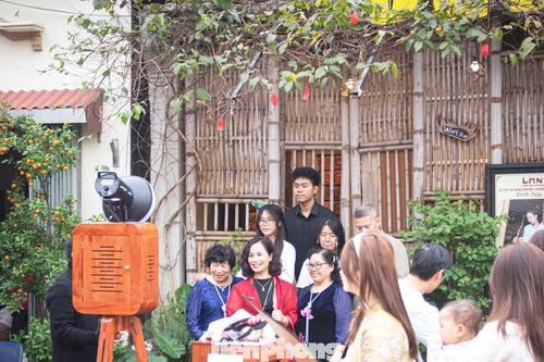 Dòng người 'đổ bộ' làng cổ Đường Lâm, săn ảnh Tết xưa