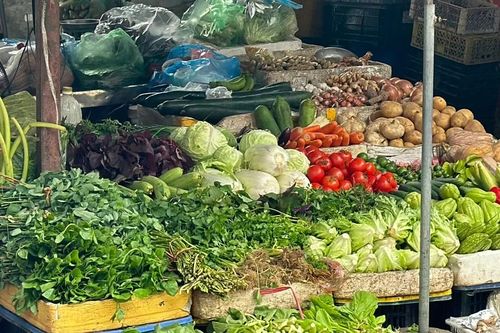Hàng hóa 'rình rập' tăng giá sau Tết