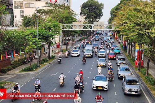 TPHCM: Ngày đầu đi làm sau Tết, giao thông 'dễ thở', sân bay nhộn nhịp