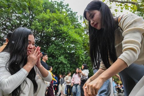 Lặn lội xa xôi xin lộc tình duyên, rửa mặt bằng nước giếng đầu năm mới
