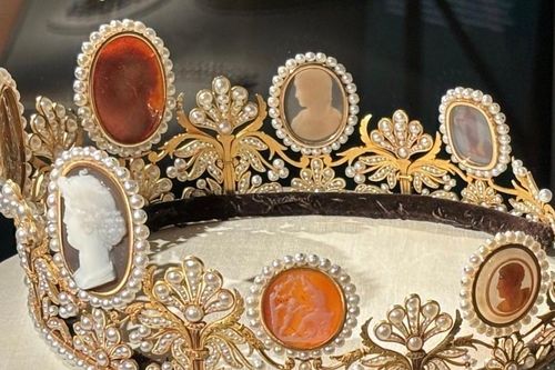 Lịch sử và lời nguyền của những trang sức hoàng gia nổi tiếng thế giới