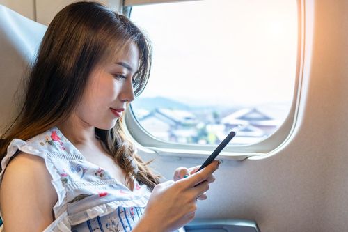 Vì sao không nên mặc áo croptop, quần đùi, quần tất khi đi máy bay?